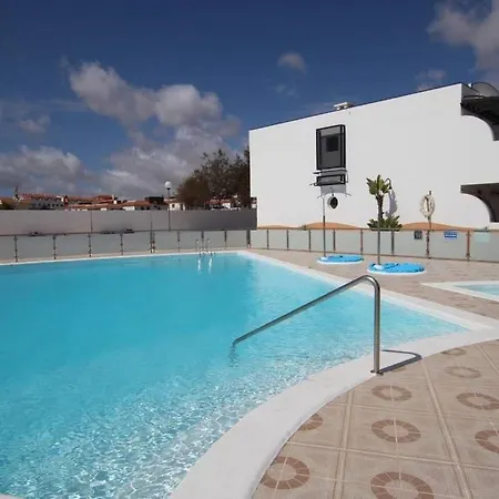 Lägenhet Poolside Oasis Ground Floor, Wifi & Terrace