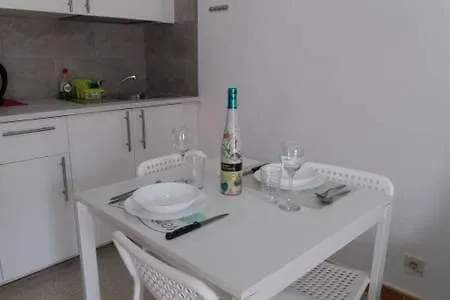 Poolside Oasis Ground Floor, Wifi & Terrace *