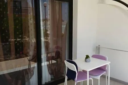 Poolside Oasis Ground Floor, Wifi & Terrace Apartman